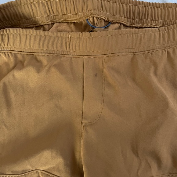 ALL IN MOTION| Men’s Woven Cargo Jogger Pants in Butterscotch - Picture 4 of 8